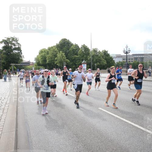 29.06.2025 - hella hamburg halbmarathon Jannik Wohlers http://msf.ph/oto/8149286 29.06.2025 10:19:17 Lombardsbrücke 1145, 1534, 2357, 2405, 2441, 2918, 2993, 2995, 3446, 3678, 4108, 4110, 4170, 4562, 4570, 4979, 5035, 5123, 5251, 5849, 5878, 6444, 6796, 6797, 6872, 6874, 6939, 7248, 7249, 7836, 7917, 8146, 8427, 8537, 10349, 10540, 10594, 11999, 12066, 12615, 12618, 12859, 13342, 13567, 13611, 13821, 14054, 14808, 14953, 14957, 15014, 15323, 15423, 16159, 16190, 16886, 17311, 17613, 17714, 18322, 18335, 18371, 18405, 18417, 18686, 18698, 18755, 18843 meine-sportfotos.de