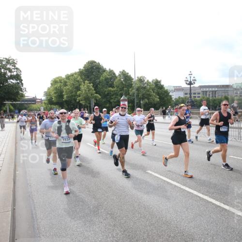 29.06.2025 - hella hamburg halbmarathon Jannik Wohlers http://msf.ph/oto/8149295 29.06.2025 10:19:17 Lombardsbrücke 1145, 1534, 2357, 2405, 2441, 2918, 2993, 2995, 3446, 3678, 4108, 4110, 4170, 4562, 4570, 4979, 5035, 5123, 5251, 5849, 5878, 6444, 6796, 6797, 6872, 6874, 6939, 7248, 7249, 7836, 7917, 8146, 8427, 8537, 10349, 10540, 10594, 11999, 12066, 12615, 12618, 12859, 13342, 13567, 13611, 13821, 14054, 14808, 14953, 14957, 15014, 15323, 15423, 16159, 16190, 16886, 17311, 17613, 17714, 18322, 18335, 18371, 18405, 18417, 18686, 18698, 18755, 18843 meine-sportfotos.de
