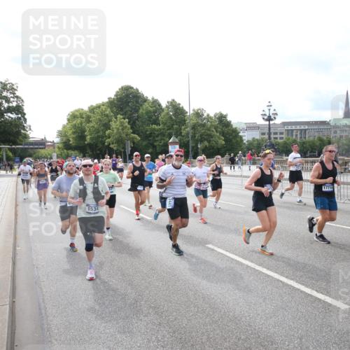 29.06.2025 - hella hamburg halbmarathon Jannik Wohlers http://msf.ph/oto/8149300 29.06.2025 10:19:17 Lombardsbrücke 1145, 1534, 2357, 2405, 2441, 2918, 2993, 2995, 3446, 3678, 4108, 4110, 4170, 4562, 4570, 4979, 5035, 5123, 5251, 5849, 5878, 6444, 6796, 6797, 6872, 6874, 6939, 7248, 7249, 7836, 7917, 8146, 8427, 8537, 10349, 10540, 10594, 11999, 12066, 12615, 12618, 12859, 13342, 13567, 13611, 13821, 14054, 14808, 14953, 14957, 15014, 15323, 15423, 16159, 16190, 16886, 17311, 17613, 17714, 18322, 18335, 18371, 18405, 18417, 18686, 18698, 18755, 18843 meine-sportfotos.de