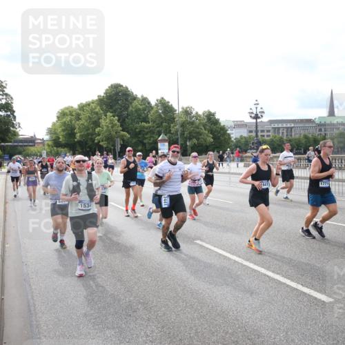 29.06.2025 - hella hamburg halbmarathon Jannik Wohlers http://msf.ph/oto/8149303 29.06.2025 10:19:17 Lombardsbrücke 1145, 1534, 2357, 2405, 2441, 2918, 2993, 2995, 3446, 3678, 4108, 4110, 4170, 4562, 4570, 4979, 5035, 5123, 5251, 5849, 5878, 6444, 6796, 6797, 6872, 6874, 6939, 7248, 7249, 7836, 7917, 8146, 8427, 8537, 10349, 10540, 10594, 11999, 12066, 12615, 12618, 12859, 13342, 13567, 13611, 13821, 14054, 14808, 14953, 14957, 15014, 15323, 15423, 16159, 16190, 16886, 17311, 17613, 17714, 18322, 18335, 18371, 18405, 18417, 18686, 18698, 18755, 18843 meine-sportfotos.de