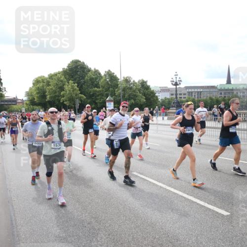 29.06.2025 - hella hamburg halbmarathon Jannik Wohlers http://msf.ph/oto/8149306 29.06.2025 10:19:17 Lombardsbrücke 1145, 1534, 2357, 2405, 2441, 2918, 2993, 2995, 3446, 3678, 4108, 4110, 4170, 4562, 4570, 4979, 5035, 5123, 5251, 5849, 5878, 6444, 6796, 6797, 6872, 6874, 6939, 7248, 7249, 7836, 7917, 8146, 8427, 8537, 10349, 10540, 10594, 11999, 12066, 12615, 12618, 12859, 13342, 13567, 13611, 13821, 14054, 14808, 14953, 14957, 15014, 15323, 15423, 16159, 16190, 16886, 17311, 17613, 17714, 18322, 18335, 18371, 18405, 18417, 18686, 18698, 18755, 18843 meine-sportfotos.de
