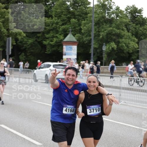 29.06.2025 - hella hamburg halbmarathon Jannik Wohlers http://msf.ph/oto/8149307 29.06.2025 10:49:52 Lombardsbrücke 1259, 1828, 2047, 3203, 3680, 3701, 3710, 3805, 3897, 4090, 4168, 5119, 5997, 6680, 6830, 7677, 7721, 7722, 7755, 8254, 9605, 9940, 10060, 10286, 10617, 11426, 11696, 11716, 12079, 13127, 13128, 13381, 13846, 13887, 14144, 14591, 14940, 15230, 15551, 16410, 16412, 16489, 16635, 16670, 17256, 18961, 19058, 19086 meine-sportfotos.de