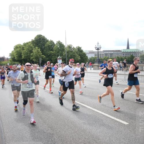 29.06.2025 - hella hamburg halbmarathon Jannik Wohlers http://msf.ph/oto/8149310 29.06.2025 10:19:17 Lombardsbrücke 1145, 1534, 2357, 2405, 2441, 2918, 2993, 2995, 3446, 3678, 4108, 4110, 4170, 4562, 4570, 4979, 5035, 5123, 5251, 5849, 5878, 6444, 6796, 6797, 6872, 6874, 6939, 7248, 7249, 7836, 7917, 8146, 8427, 8537, 10349, 10540, 10594, 11999, 12066, 12615, 12618, 12859, 13342, 13567, 13611, 13821, 14054, 14808, 14953, 14957, 15014, 15323, 15423, 16159, 16190, 16886, 17311, 17613, 17714, 18322, 18335, 18371, 18405, 18417, 18686, 18698, 18755, 18843 meine-sportfotos.de