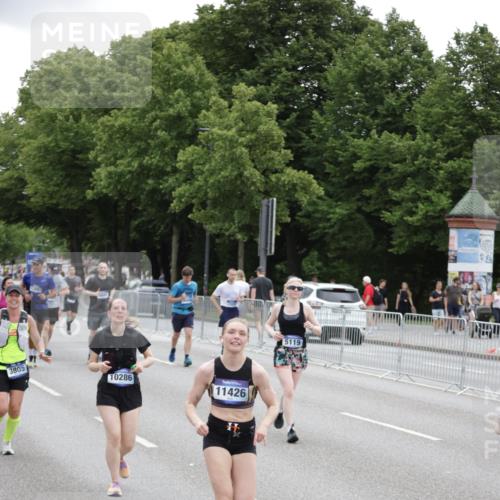 29.06.2025 - hella hamburg halbmarathon Jannik Wohlers http://msf.ph/oto/8149313 29.06.2025 10:49:53 Lombardsbrücke 1259, 1828, 2047, 3203, 3680, 3701, 3710, 3805, 3897, 4090, 4168, 5119, 5997, 6680, 6830, 7677, 7721, 7722, 7755, 8254, 9605, 9940, 10060, 10286, 10617, 11426, 11696, 11716, 12079, 13127, 13128, 13381, 13846, 13887, 14102, 14144, 14591, 14940, 15230, 15551, 16410, 16412, 16489, 16635, 16670, 16742, 17256, 19058, 19086 meine-sportfotos.de