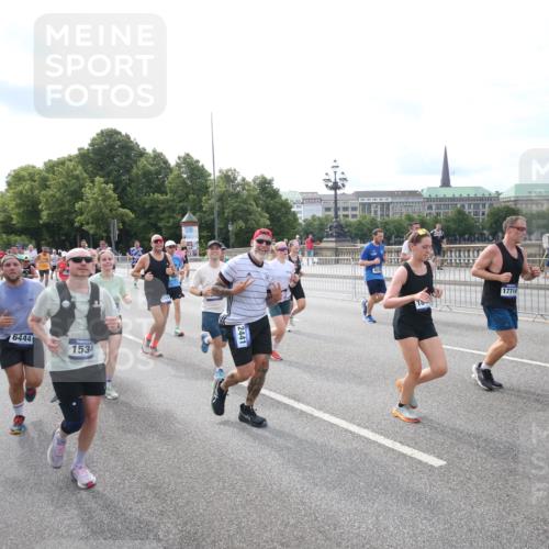 29.06.2025 - hella hamburg halbmarathon Jannik Wohlers http://msf.ph/oto/8149321 29.06.2025 10:19:17 Lombardsbrücke 1145, 1534, 2357, 2405, 2441, 2918, 2993, 2995, 3446, 3678, 4108, 4110, 4170, 4562, 4570, 4979, 5035, 5123, 5251, 5849, 5878, 6444, 6796, 6797, 6872, 6874, 6939, 7248, 7249, 7836, 7917, 8146, 8427, 8537, 10349, 10540, 10594, 11999, 12066, 12615, 12618, 12859, 13342, 13567, 13611, 13821, 14054, 14808, 14953, 14957, 15014, 15323, 15423, 16159, 16190, 16886, 17311, 17613, 17714, 18322, 18335, 18371, 18405, 18417, 18686, 18698, 18755, 18843 meine-sportfotos.de