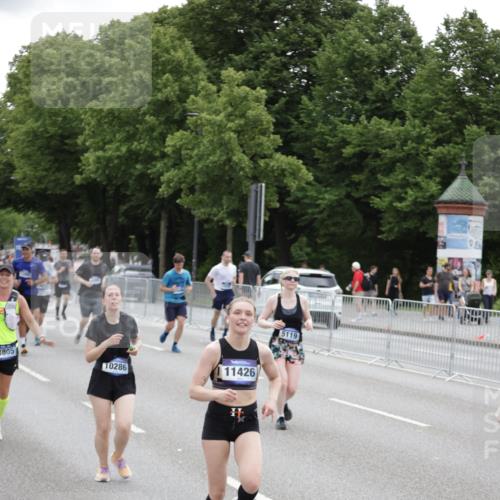 29.06.2025 - hella hamburg halbmarathon Jannik Wohlers http://msf.ph/oto/8149328 29.06.2025 10:49:53 Lombardsbrücke 1259, 1828, 2047, 3203, 3680, 3701, 3710, 3805, 3897, 4090, 4168, 5119, 5997, 6680, 6830, 7677, 7721, 7722, 7755, 8254, 9605, 9940, 10060, 10286, 10617, 11426, 11696, 11716, 12079, 13127, 13128, 13381, 13846, 13887, 14102, 14144, 14591, 14940, 15230, 15551, 16410, 16412, 16489, 16635, 16670, 16742, 17256, 19058, 19086 meine-sportfotos.de