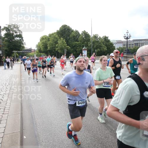 29.06.2025 - hella hamburg halbmarathon Jannik Wohlers http://msf.ph/oto/8149334 29.06.2025 10:19:18 Lombardsbrücke 1145, 1534, 2357, 2405, 2441, 2918, 2993, 2995, 3446, 3678, 4108, 4110, 4170, 4562, 4570, 4979, 5035, 5123, 5251, 5849, 5878, 6444, 6796, 6797, 6872, 6874, 6939, 7248, 7249, 7836, 7917, 8146, 8427, 10349, 10540, 10594, 11999, 12066, 12615, 12618, 12859, 13342, 13567, 13611, 13821, 14054, 14428, 14808, 14953, 14957, 15014, 15323, 15423, 16159, 16190, 16886, 17311, 17613, 17714, 18322, 18335, 18371, 18405, 18417, 18686, 18698, 18755, 18843 meine-sportfotos.de