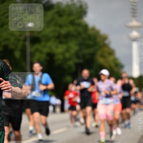 29.06.2025 - hella hamburg halbmarathon Dr. Thomas Lammeyer http://msf.ph/oto/8149336 29.06.2025 10:06:22 Kennedybrücke 1128, 1254, 1364, 1432, 1453, 1729, 1733, 2322, 2323, 3169, 3780, 4286, 4328, 4663, 4985, 5742, 5763, 6322, 6708, 6860, 7031, 7049, 7243, 8749, 9020, 9021, 9156, 9353, 9928, 10177, 10866 meine-sportfotos.de