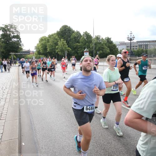 29.06.2025 - hella hamburg halbmarathon Jannik Wohlers http://msf.ph/oto/8149339 29.06.2025 10:19:18 Lombardsbrücke 1145, 1534, 2357, 2405, 2441, 2918, 2993, 2995, 3446, 3678, 4108, 4110, 4170, 4562, 4570, 4979, 5035, 5123, 5251, 5849, 5878, 6444, 6796, 6797, 6872, 6874, 6939, 7248, 7249, 7836, 7917, 8146, 8427, 10349, 10540, 10594, 11999, 12066, 12615, 12618, 12859, 13342, 13567, 13611, 13821, 14054, 14428, 14808, 14953, 14957, 15014, 15323, 15423, 16159, 16190, 16886, 17311, 17613, 17714, 18322, 18335, 18371, 18405, 18417, 18686, 18698, 18755, 18843 meine-sportfotos.de