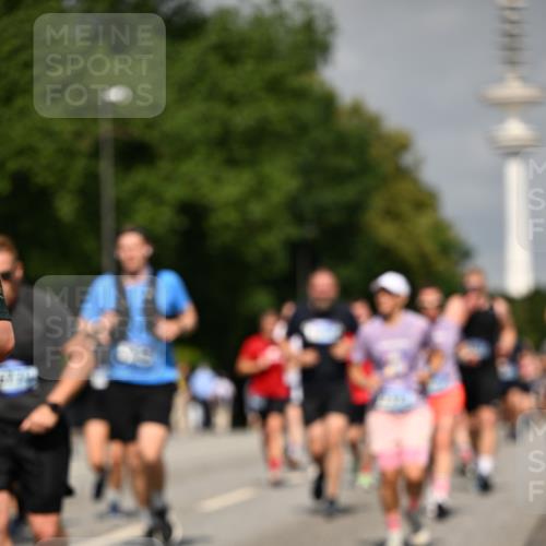 29.06.2025 - hella hamburg halbmarathon Dr. Thomas Lammeyer http://msf.ph/oto/8149343 29.06.2025 10:06:23 Kennedybrücke 1128, 1254, 1364, 1432, 1453, 1729, 1733, 2322, 2323, 3169, 3780, 4286, 4328, 4663, 4985, 5742, 5763, 6322, 6708, 6860, 7031, 7049, 7243, 8749, 9020, 9021, 9156, 9353, 9928, 10177, 10866 meine-sportfotos.de