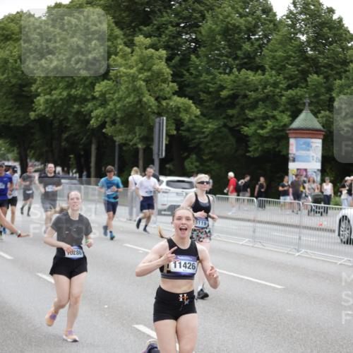 29.06.2025 - hella hamburg halbmarathon Jannik Wohlers http://msf.ph/oto/8149345 29.06.2025 10:49:53 Lombardsbrücke 1259, 1828, 2047, 3203, 3680, 3701, 3710, 3805, 3897, 4090, 4168, 5119, 5997, 6680, 6830, 7677, 7721, 7722, 7755, 8254, 9605, 9940, 10060, 10286, 10617, 11426, 11696, 11716, 12079, 13127, 13128, 13381, 13846, 13887, 14102, 14144, 14591, 14940, 15230, 15551, 16410, 16412, 16489, 16635, 16670, 16742, 17256, 19058, 19086 meine-sportfotos.de