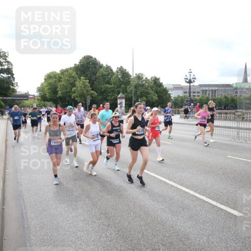 29.06.2025 - hella hamburg halbmarathon Jannik Wohlers http://msf.ph/oto/8149352 29.06.2025 10:19:21 Lombardsbrücke 1145, 1154, 1534, 2357, 2405, 2441, 2918, 3446, 3678, 4108, 4110, 4170, 4562, 4570, 4979, 5123, 5251, 5849, 5878, 6444, 6796, 6797, 6872, 6874, 7248, 7249, 7836, 7917, 8146, 8427, 10349, 10540, 10594, 11036, 11999, 12066, 12615, 12618, 12859, 13342, 13611, 13821, 14054, 14428, 14953, 15014, 15323, 15423, 16016, 16190, 16240, 16886, 17208, 17311, 17613, 17714, 17853, 18322, 18335, 18371, 18405, 18417, 18698, 18755, 18843 meine-sportfotos.de