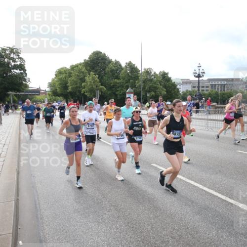 29.06.2025 - hella hamburg halbmarathon Jannik Wohlers http://msf.ph/oto/8149358 29.06.2025 10:19:21 Lombardsbrücke 1145, 1154, 1534, 2357, 2405, 2441, 2918, 3446, 3678, 4108, 4110, 4170, 4562, 4570, 4979, 5123, 5251, 5849, 5878, 6444, 6796, 6797, 6872, 6874, 7248, 7249, 7836, 7917, 8146, 8427, 10349, 10540, 10594, 11036, 11999, 12066, 12615, 12618, 12859, 13342, 13611, 13821, 14054, 14428, 14953, 15014, 15323, 15423, 16016, 16190, 16240, 16886, 17208, 17311, 17613, 17714, 17853, 18322, 18335, 18371, 18405, 18417, 18698, 18755, 18843 meine-sportfotos.de