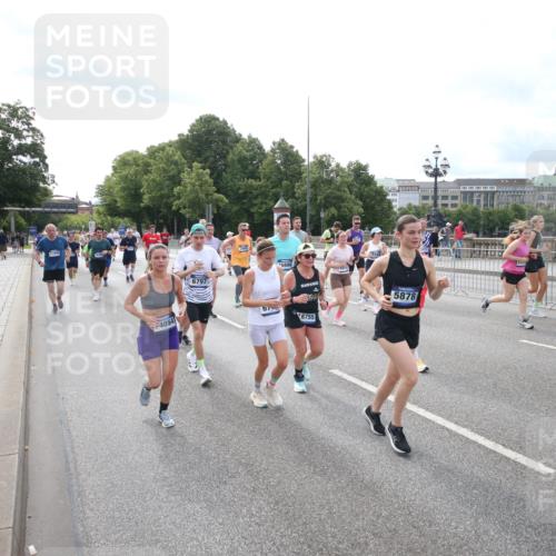 29.06.2025 - hella hamburg halbmarathon Jannik Wohlers http://msf.ph/oto/8149363 29.06.2025 10:19:21 Lombardsbrücke 1145, 1154, 1534, 2357, 2405, 2441, 2918, 3446, 3678, 4108, 4110, 4170, 4562, 4570, 4979, 5123, 5251, 5849, 5878, 6444, 6796, 6797, 6872, 6874, 7248, 7249, 7836, 7917, 8146, 8427, 10349, 10540, 10594, 11036, 11999, 12066, 12615, 12618, 12859, 13342, 13611, 13821, 14054, 14428, 14953, 15014, 15323, 15423, 16016, 16190, 16240, 16886, 17208, 17311, 17613, 17714, 17853, 18322, 18335, 18371, 18405, 18417, 18698, 18755, 18843 meine-sportfotos.de