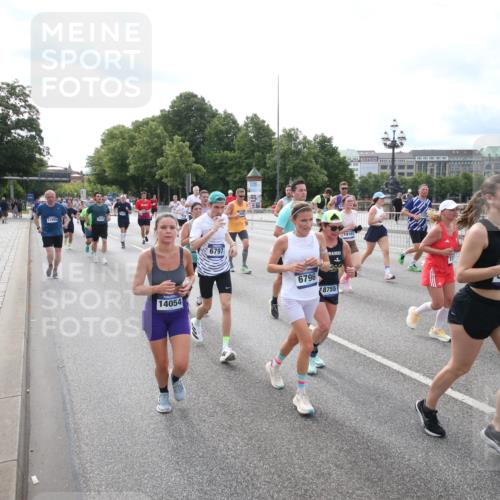 29.06.2025 - hella hamburg halbmarathon Jannik Wohlers http://msf.ph/oto/8149369 29.06.2025 10:19:21 Lombardsbrücke 1145, 1154, 1534, 2357, 2405, 2441, 2918, 3446, 3678, 4108, 4110, 4170, 4562, 4570, 4979, 5123, 5251, 5849, 5878, 6444, 6796, 6797, 6872, 6874, 7248, 7249, 7836, 7917, 8146, 8427, 10349, 10540, 10594, 11036, 11999, 12066, 12615, 12618, 12859, 13342, 13611, 13821, 14054, 14428, 14953, 15014, 15323, 15423, 16016, 16190, 16240, 16886, 17208, 17311, 17613, 17714, 17853, 18322, 18335, 18371, 18405, 18417, 18698, 18755, 18843 meine-sportfotos.de