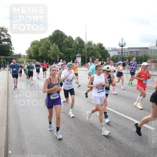 29.06.2025 - hella hamburg halbmarathon Jannik Wohlers http://msf.ph/oto/8149373 29.06.2025 10:19:22 Lombardsbrücke 1145, 1154, 1534, 2357, 2405, 2441, 2918, 3446, 3678, 4108, 4110, 4170, 4562, 4570, 4979, 5251, 5849, 5878, 6444, 6796, 6797, 6872, 6874, 7137, 7248, 7249, 7836, 7917, 8146, 8427, 10349, 10540, 10594, 11036, 11999, 12066, 12615, 12618, 12859, 13342, 13611, 13821, 14054, 14428, 14953, 15014, 15323, 15423, 16016, 16190, 16240, 16480, 16611, 16886, 17123, 17208, 17311, 17613, 17714, 17853, 18322, 18335, 18371, 18405, 18417, 18755, 18843 meine-sportfotos.de