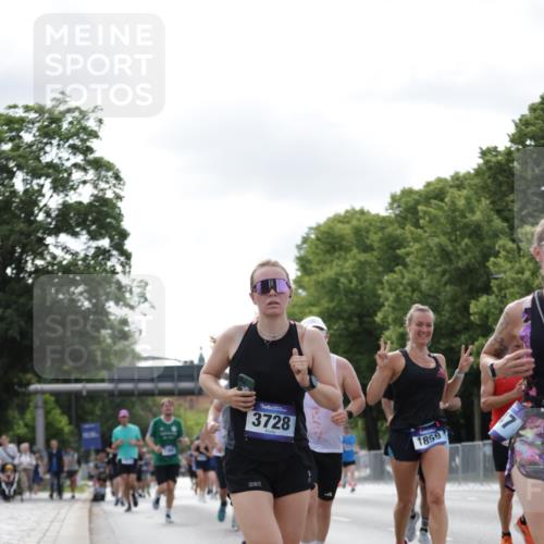 29.06.2025 - hella hamburg halbmarathon Jannik Wohlers http://msf.ph/oto/8149383 29.06.2025 10:12:56 Lombardsbrücke 1007, 1747, 1859, 2961, 3218, 3360, 3728, 3729, 4187, 5546, 6489, 7346, 7460, 8913, 9527, 9612, 12492, 13331, 15922, 16030, 16437, 17474, 17988, 18048, 18222, 18732, 18754, 19035 meine-sportfotos.de