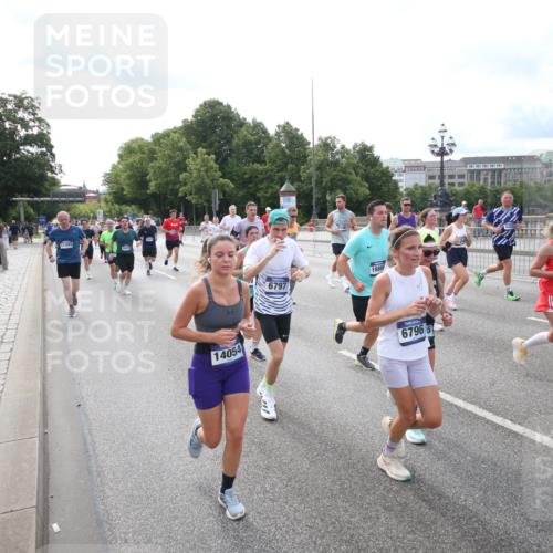 29.06.2025 - hella hamburg halbmarathon Jannik Wohlers http://msf.ph/oto/8149386 29.06.2025 10:19:22 Lombardsbrücke 1145, 1154, 1534, 2357, 2405, 2441, 2918, 3446, 3678, 4108, 4110, 4170, 4562, 4570, 4979, 5251, 5849, 5878, 6444, 6796, 6797, 6872, 6874, 7137, 7248, 7249, 7836, 7917, 8146, 8427, 10349, 10540, 10594, 11036, 11999, 12066, 12615, 12618, 12859, 13342, 13611, 13821, 14054, 14428, 14953, 15014, 15323, 15423, 16016, 16190, 16240, 16480, 16611, 16886, 17123, 17208, 17311, 17613, 17714, 17853, 18322, 18335, 18371, 18405, 18417, 18755, 18843 meine-sportfotos.de