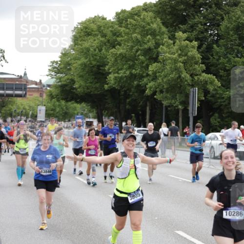 29.06.2025 - hella hamburg halbmarathon Jannik Wohlers http://msf.ph/oto/8149388 29.06.2025 10:49:55 Lombardsbrücke 1259, 1828, 2047, 3203, 3680, 3701, 3710, 3805, 3897, 4168, 5119, 5997, 6680, 6830, 7677, 7721, 7722, 7755, 8299, 9605, 10060, 10286, 10617, 11426, 11696, 11716, 12079, 13127, 13128, 13846, 13887, 14102, 14144, 14591, 14940, 15230, 15551, 16410, 16412, 16489, 16635, 16670, 16742, 17256, 19058, 19086 meine-sportfotos.de