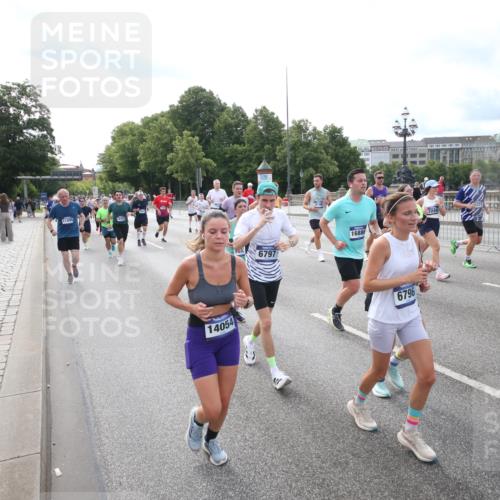 29.06.2025 - hella hamburg halbmarathon Jannik Wohlers http://msf.ph/oto/8149391 29.06.2025 10:19:22 Lombardsbrücke 1145, 1154, 1534, 2357, 2405, 2441, 2918, 3446, 3678, 4108, 4110, 4170, 4562, 4570, 4979, 5251, 5849, 5878, 6444, 6796, 6797, 6872, 6874, 7137, 7248, 7249, 7836, 7917, 8146, 8427, 10349, 10540, 10594, 11036, 11999, 12066, 12615, 12618, 12859, 13342, 13611, 13821, 14054, 14428, 14953, 15014, 15323, 15423, 16016, 16190, 16240, 16480, 16611, 16886, 17123, 17208, 17311, 17613, 17714, 17853, 18322, 18335, 18371, 18405, 18417, 18755, 18843 meine-sportfotos.de