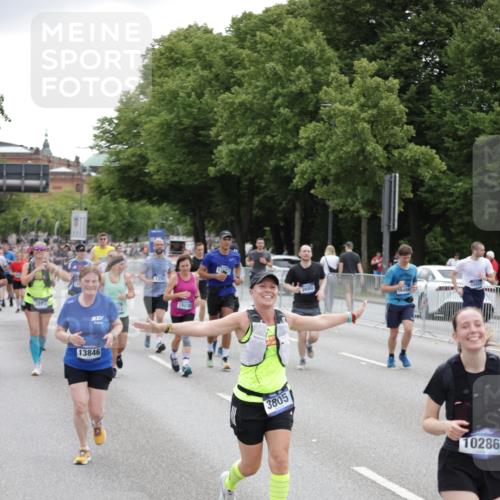 29.06.2025 - hella hamburg halbmarathon Jannik Wohlers http://msf.ph/oto/8149395 29.06.2025 10:49:55 Lombardsbrücke 1259, 1828, 2047, 3203, 3680, 3701, 3710, 3805, 3897, 4168, 5119, 5997, 6680, 6830, 7677, 7721, 7722, 7755, 8299, 9605, 10060, 10286, 10617, 11426, 11696, 11716, 12079, 13127, 13128, 13846, 13887, 14102, 14144, 14591, 14940, 15230, 15551, 16410, 16412, 16489, 16635, 16670, 16742, 17256, 19058, 19086 meine-sportfotos.de