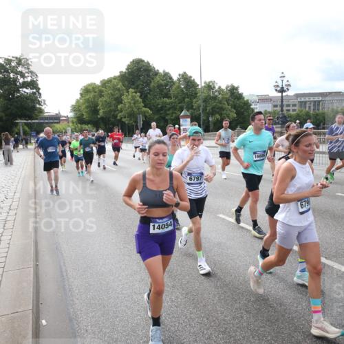 29.06.2025 - hella hamburg halbmarathon Jannik Wohlers http://msf.ph/oto/8149397 29.06.2025 10:19:22 Lombardsbrücke 1145, 1154, 1534, 2357, 2405, 2441, 2918, 3446, 3678, 4108, 4110, 4170, 4562, 4570, 4979, 5251, 5849, 5878, 6444, 6796, 6797, 6872, 6874, 7137, 7248, 7249, 7836, 7917, 8146, 8427, 10349, 10540, 10594, 11036, 11999, 12066, 12615, 12618, 12859, 13342, 13611, 13821, 14054, 14428, 14953, 15014, 15323, 15423, 16016, 16190, 16240, 16480, 16611, 16886, 17123, 17208, 17311, 17613, 17714, 17853, 18322, 18335, 18371, 18405, 18417, 18755, 18843 meine-sportfotos.de