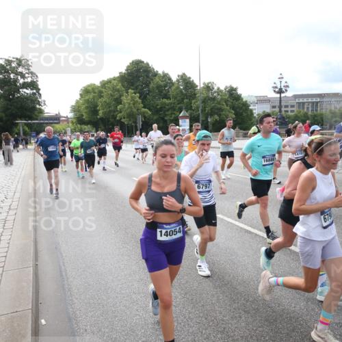29.06.2025 - hella hamburg halbmarathon Jannik Wohlers http://msf.ph/oto/8149402 29.06.2025 10:19:22 Lombardsbrücke 1145, 1154, 1534, 2357, 2405, 2441, 2918, 3446, 3678, 4108, 4110, 4170, 4562, 4570, 4979, 5251, 5849, 5878, 6444, 6796, 6797, 6872, 6874, 7137, 7248, 7249, 7836, 7917, 8146, 8427, 10349, 10540, 10594, 11036, 11999, 12066, 12615, 12618, 12859, 13342, 13611, 13821, 14054, 14428, 14953, 15014, 15323, 15423, 16016, 16190, 16240, 16480, 16611, 16886, 17123, 17208, 17311, 17613, 17714, 17853, 18322, 18335, 18371, 18405, 18417, 18755, 18843 meine-sportfotos.de