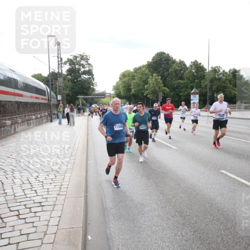 29.06.2025 - hella hamburg halbmarathon Jannik Wohlers http://msf.ph/oto/8149406 29.06.2025 10:19:24 Lombardsbrücke 1154, 1534, 2357, 2405, 2441, 2918, 3678, 4108, 4110, 4170, 4539, 4562, 4570, 5251, 5878, 6444, 6796, 6797, 6872, 6874, 7137, 7248, 7249, 7836, 7917, 8146, 8427, 10349, 10540, 10594, 10622, 11036, 11999, 12066, 12615, 12618, 12859, 13002, 13342, 13611, 13821, 13910, 14054, 14428, 14953, 15323, 15423, 16016, 16190, 16240, 16480, 16611, 16886, 17123, 17208, 17311, 17613, 17714, 17853, 18322, 18335, 18371, 18405, 18417, 18755, 18843 meine-sportfotos.de