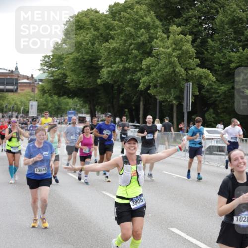 29.06.2025 - hella hamburg halbmarathon Jannik Wohlers http://msf.ph/oto/8149408 29.06.2025 10:49:55 Lombardsbrücke 1259, 1828, 2047, 3203, 3680, 3701, 3710, 3805, 3897, 4168, 5119, 5997, 6680, 6830, 7677, 7721, 7722, 7755, 8299, 9605, 10060, 10286, 10617, 11426, 11696, 11716, 12079, 13127, 13128, 13846, 13887, 14102, 14144, 14591, 14940, 15230, 15551, 16410, 16412, 16489, 16635, 16670, 16742, 17256, 19058, 19086 meine-sportfotos.de