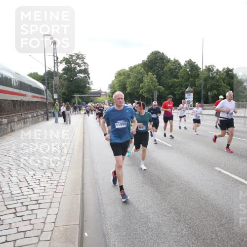 29.06.2025 - hella hamburg halbmarathon Jannik Wohlers http://msf.ph/oto/8149422 29.06.2025 10:19:24 Lombardsbrücke 1154, 1534, 2357, 2405, 2441, 2918, 3678, 4108, 4110, 4170, 4539, 4562, 4570, 5251, 5878, 6444, 6796, 6797, 6872, 6874, 7137, 7248, 7249, 7836, 7917, 8146, 8427, 10349, 10540, 10594, 10622, 11036, 11999, 12066, 12615, 12618, 12859, 13002, 13342, 13611, 13821, 13910, 14054, 14428, 14953, 15323, 15423, 16016, 16190, 16240, 16480, 16611, 16886, 17123, 17208, 17311, 17613, 17714, 17853, 18322, 18335, 18371, 18405, 18417, 18755, 18843 meine-sportfotos.de