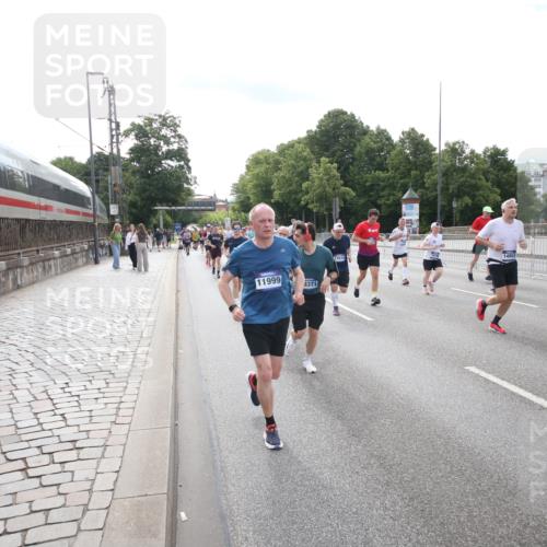 29.06.2025 - hella hamburg halbmarathon Jannik Wohlers http://msf.ph/oto/8149425 29.06.2025 10:19:24 Lombardsbrücke 1154, 1534, 2357, 2405, 2441, 2918, 3678, 4108, 4110, 4170, 4539, 4562, 4570, 5251, 5878, 6444, 6796, 6797, 6872, 6874, 7137, 7248, 7249, 7836, 7917, 8146, 8427, 10349, 10540, 10594, 10622, 11036, 11999, 12066, 12615, 12618, 12859, 13002, 13342, 13611, 13821, 13910, 14054, 14428, 14953, 15323, 15423, 16016, 16190, 16240, 16480, 16611, 16886, 17123, 17208, 17311, 17613, 17714, 17853, 18322, 18335, 18371, 18405, 18417, 18755, 18843 meine-sportfotos.de