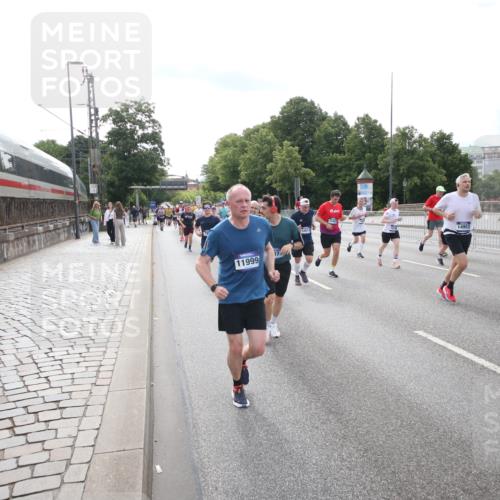 29.06.2025 - hella hamburg halbmarathon Jannik Wohlers http://msf.ph/oto/8149431 29.06.2025 10:19:24 Lombardsbrücke 1154, 1534, 2357, 2405, 2441, 2918, 3678, 4108, 4110, 4170, 4539, 4562, 4570, 5251, 5878, 6444, 6796, 6797, 6872, 6874, 7137, 7248, 7249, 7836, 7917, 8146, 8427, 10349, 10540, 10594, 10622, 11036, 11999, 12066, 12615, 12618, 12859, 13002, 13342, 13611, 13821, 13910, 14054, 14428, 14953, 15323, 15423, 16016, 16190, 16240, 16480, 16611, 16886, 17123, 17208, 17311, 17613, 17714, 17853, 18322, 18335, 18371, 18405, 18417, 18755, 18843 meine-sportfotos.de