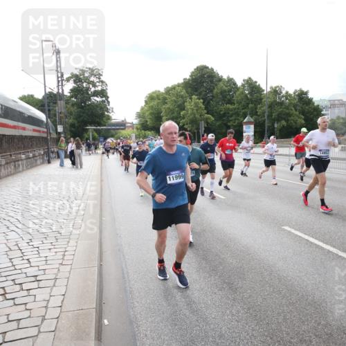 29.06.2025 - hella hamburg halbmarathon Jannik Wohlers http://msf.ph/oto/8149437 29.06.2025 10:19:24 Lombardsbrücke 1154, 1534, 2357, 2405, 2441, 2918, 3678, 4108, 4110, 4170, 4539, 4562, 4570, 5251, 5878, 6444, 6796, 6797, 6872, 6874, 7137, 7248, 7249, 7836, 7917, 8146, 8427, 10349, 10540, 10594, 10622, 11036, 11999, 12066, 12615, 12618, 12859, 13002, 13342, 13611, 13821, 13910, 14054, 14428, 14953, 15323, 15423, 16016, 16190, 16240, 16480, 16611, 16886, 17123, 17208, 17311, 17613, 17714, 17853, 18322, 18335, 18371, 18405, 18417, 18755, 18843 meine-sportfotos.de
