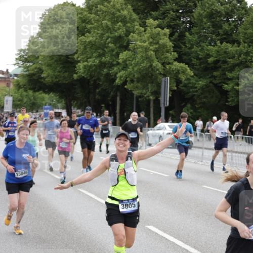 29.06.2025 - hella hamburg halbmarathon Jannik Wohlers http://msf.ph/oto/8149442 29.06.2025 10:49:55 Lombardsbrücke 1259, 1828, 2047, 3203, 3680, 3701, 3710, 3805, 3897, 4168, 5119, 5997, 6680, 6830, 7677, 7721, 7722, 7755, 8299, 9605, 10060, 10286, 10617, 11426, 11696, 11716, 12079, 13127, 13128, 13846, 13887, 14102, 14144, 14591, 14940, 15230, 15551, 16410, 16412, 16489, 16635, 16670, 16742, 17256, 19058, 19086 meine-sportfotos.de