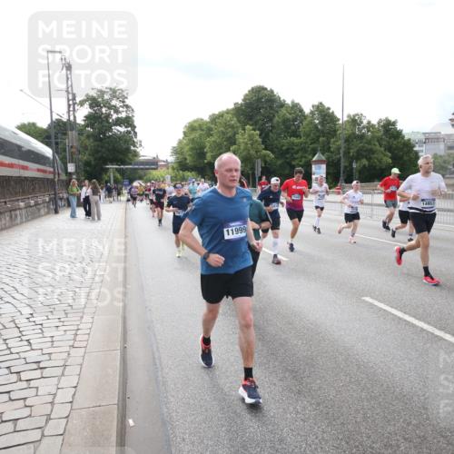29.06.2025 - hella hamburg halbmarathon Jannik Wohlers http://msf.ph/oto/8149444 29.06.2025 10:19:24 Lombardsbrücke 1154, 1534, 2357, 2405, 2441, 2918, 3678, 4108, 4110, 4170, 4539, 4562, 4570, 5251, 5878, 6444, 6796, 6797, 6872, 6874, 7137, 7248, 7249, 7836, 7917, 8146, 8427, 10349, 10540, 10594, 10622, 11036, 11999, 12066, 12615, 12618, 12859, 13002, 13342, 13611, 13821, 13910, 14054, 14428, 14953, 15323, 15423, 16016, 16190, 16240, 16480, 16611, 16886, 17123, 17208, 17311, 17613, 17714, 17853, 18322, 18335, 18371, 18405, 18417, 18755, 18843 meine-sportfotos.de