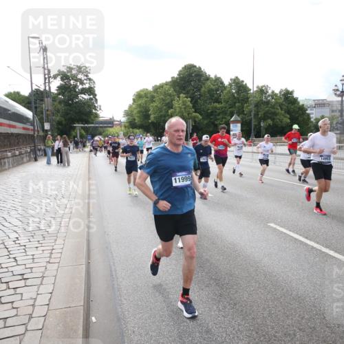 29.06.2025 - hella hamburg halbmarathon Jannik Wohlers http://msf.ph/oto/8149449 29.06.2025 10:19:24 Lombardsbrücke 1154, 1534, 2357, 2405, 2441, 2918, 3678, 4108, 4110, 4170, 4539, 4562, 4570, 5251, 5878, 6444, 6796, 6797, 6872, 6874, 7137, 7248, 7249, 7836, 7917, 8146, 8427, 10349, 10540, 10594, 10622, 11036, 11999, 12066, 12615, 12618, 12859, 13002, 13342, 13611, 13821, 13910, 14054, 14428, 14953, 15323, 15423, 16016, 16190, 16240, 16480, 16611, 16886, 17123, 17208, 17311, 17613, 17714, 17853, 18322, 18335, 18371, 18405, 18417, 18755, 18843 meine-sportfotos.de