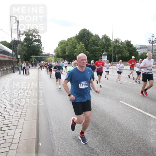 29.06.2025 - hella hamburg halbmarathon Jannik Wohlers http://msf.ph/oto/8149455 29.06.2025 10:19:24 Lombardsbrücke 1154, 1534, 2357, 2405, 2441, 2918, 3678, 4108, 4110, 4170, 4539, 4562, 4570, 5251, 5878, 6444, 6796, 6797, 6872, 6874, 7137, 7248, 7249, 7836, 7917, 8146, 8427, 10349, 10540, 10594, 10622, 11036, 11999, 12066, 12615, 12618, 12859, 13002, 13342, 13611, 13821, 13910, 14054, 14428, 14953, 15323, 15423, 16016, 16190, 16240, 16480, 16611, 16886, 17123, 17208, 17311, 17613, 17714, 17853, 18322, 18335, 18371, 18405, 18417, 18755, 18843 meine-sportfotos.de