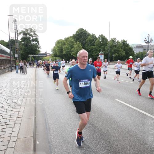 29.06.2025 - hella hamburg halbmarathon Jannik Wohlers http://msf.ph/oto/8149462 29.06.2025 10:19:24 Lombardsbrücke 1154, 1534, 2357, 2405, 2441, 2918, 3678, 4108, 4110, 4170, 4539, 4562, 4570, 5251, 5878, 6444, 6796, 6797, 6872, 6874, 7137, 7248, 7249, 7836, 7917, 8146, 8427, 10349, 10540, 10594, 10622, 11036, 11999, 12066, 12615, 12618, 12859, 13002, 13342, 13611, 13821, 13910, 14054, 14428, 14953, 15323, 15423, 16016, 16190, 16240, 16480, 16611, 16886, 17123, 17208, 17311, 17613, 17714, 17853, 18322, 18335, 18371, 18405, 18417, 18755, 18843 meine-sportfotos.de