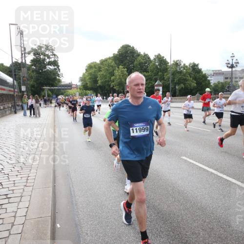 29.06.2025 - hella hamburg halbmarathon Jannik Wohlers http://msf.ph/oto/8149467 29.06.2025 10:19:24 Lombardsbrücke 1154, 1534, 2357, 2405, 2441, 2918, 3678, 4108, 4110, 4170, 4539, 4562, 4570, 5251, 5878, 6444, 6796, 6797, 6872, 6874, 7137, 7248, 7249, 7836, 7917, 8146, 8427, 10349, 10540, 10594, 10622, 11036, 11999, 12066, 12615, 12618, 12859, 13002, 13342, 13611, 13821, 13910, 14054, 14428, 14953, 15323, 15423, 16016, 16190, 16240, 16480, 16611, 16886, 17123, 17208, 17311, 17613, 17714, 17853, 18322, 18335, 18371, 18405, 18417, 18755, 18843 meine-sportfotos.de
