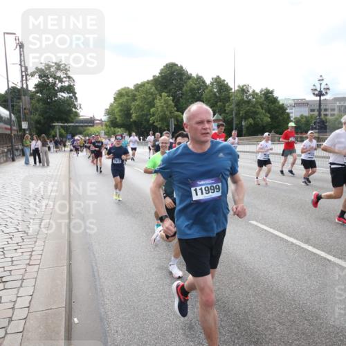 29.06.2025 - hella hamburg halbmarathon Jannik Wohlers http://msf.ph/oto/8149471 29.06.2025 10:19:25 Lombardsbrücke 1154, 2357, 2405, 2441, 2918, 3678, 4108, 4110, 4170, 4539, 4562, 4570, 5251, 5878, 6796, 6797, 6872, 6874, 7137, 7248, 7249, 7836, 7917, 8146, 8427, 10349, 10594, 10622, 11036, 11999, 12066, 12615, 12618, 12859, 13002, 13611, 13634, 13821, 13910, 14054, 14428, 14953, 15323, 15423, 16016, 16190, 16240, 16322, 16480, 16611, 16886, 17123, 17208, 17613, 17714, 17853, 18322, 18335, 18371, 18405, 18417, 18755, 18843 meine-sportfotos.de