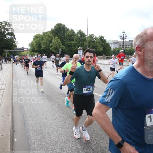 29.06.2025 - hella hamburg halbmarathon Jannik Wohlers http://msf.ph/oto/8149477 29.06.2025 10:19:25 Lombardsbrücke 1154, 2357, 2405, 2441, 2918, 3678, 4108, 4110, 4170, 4539, 4562, 4570, 5251, 5878, 6796, 6797, 6872, 6874, 7137, 7248, 7249, 7836, 7917, 8146, 8427, 10349, 10594, 10622, 11036, 11999, 12066, 12615, 12618, 12859, 13002, 13611, 13634, 13821, 13910, 14054, 14428, 14953, 15323, 15423, 16016, 16190, 16240, 16322, 16480, 16611, 16886, 17123, 17208, 17613, 17714, 17853, 18322, 18335, 18371, 18405, 18417, 18755, 18843 meine-sportfotos.de
