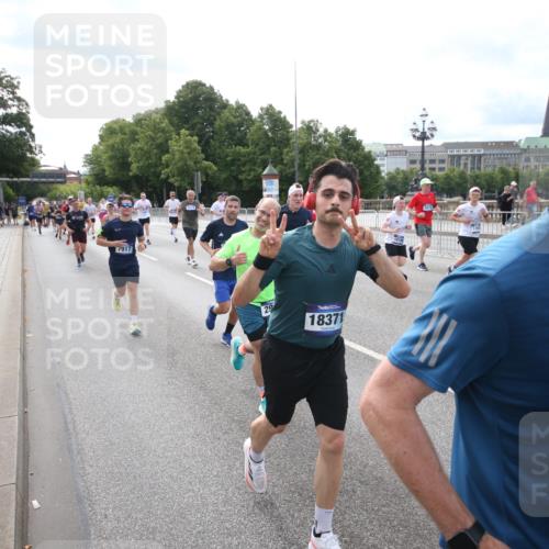 29.06.2025 - hella hamburg halbmarathon Jannik Wohlers http://msf.ph/oto/8149483 29.06.2025 10:19:25 Lombardsbrücke 1154, 2357, 2405, 2441, 2918, 3678, 4108, 4110, 4170, 4539, 4562, 4570, 5251, 5878, 6796, 6797, 6872, 6874, 7137, 7248, 7249, 7836, 7917, 8146, 8427, 10349, 10594, 10622, 11036, 11999, 12066, 12615, 12618, 12859, 13002, 13611, 13634, 13821, 13910, 14054, 14428, 14953, 15323, 15423, 16016, 16190, 16240, 16322, 16480, 16611, 16886, 17123, 17208, 17613, 17714, 17853, 18322, 18335, 18371, 18405, 18417, 18755, 18843 meine-sportfotos.de