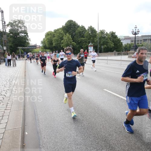 29.06.2025 - hella hamburg halbmarathon Jannik Wohlers http://msf.ph/oto/8149506 29.06.2025 10:19:26 Lombardsbrücke 1154, 2357, 2405, 2441, 2918, 3678, 4108, 4110, 4170, 4539, 4562, 4570, 5251, 5878, 6796, 6797, 6872, 6874, 7137, 7248, 7249, 7836, 7917, 8146, 8427, 10349, 10594, 10622, 11036, 11999, 12066, 12615, 12618, 12859, 13002, 13611, 13634, 13821, 13910, 14054, 14428, 14953, 15323, 15423, 16016, 16190, 16240, 16322, 16480, 16611, 16886, 17123, 17208, 17613, 17714, 17853, 18322, 18335, 18371, 18405, 18417, 18755, 18843 meine-sportfotos.de