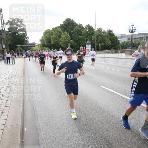 29.06.2025 - hella hamburg halbmarathon Jannik Wohlers http://msf.ph/oto/8149511 29.06.2025 10:19:26 Lombardsbrücke 1154, 2357, 2405, 2441, 2918, 3678, 4108, 4110, 4170, 4539, 4562, 4570, 5251, 5878, 6796, 6797, 6872, 6874, 7137, 7248, 7249, 7836, 7917, 8146, 8427, 10349, 10594, 10622, 11036, 11999, 12066, 12615, 12618, 12859, 13002, 13611, 13634, 13821, 13910, 14054, 14428, 14953, 15323, 15423, 16016, 16190, 16240, 16322, 16480, 16611, 16886, 17123, 17208, 17613, 17714, 17853, 18322, 18335, 18371, 18405, 18417, 18755, 18843 meine-sportfotos.de