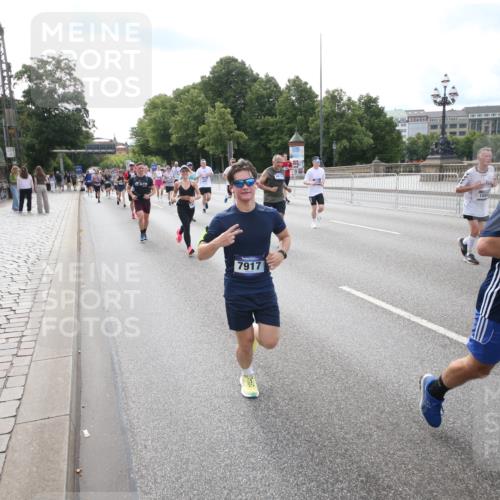 29.06.2025 - hella hamburg halbmarathon Jannik Wohlers http://msf.ph/oto/8149517 29.06.2025 10:19:26 Lombardsbrücke 1154, 2357, 2405, 2441, 2918, 3678, 4108, 4110, 4170, 4539, 4562, 4570, 5251, 5878, 6796, 6797, 6872, 6874, 7137, 7248, 7249, 7836, 7917, 8146, 8427, 10349, 10594, 10622, 11036, 11999, 12066, 12615, 12618, 12859, 13002, 13611, 13634, 13821, 13910, 14054, 14428, 14953, 15323, 15423, 16016, 16190, 16240, 16322, 16480, 16611, 16886, 17123, 17208, 17613, 17714, 17853, 18322, 18335, 18371, 18405, 18417, 18755, 18843 meine-sportfotos.de