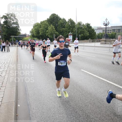 29.06.2025 - hella hamburg halbmarathon Jannik Wohlers http://msf.ph/oto/8149526 29.06.2025 10:19:26 Lombardsbrücke 1154, 2357, 2405, 2441, 2918, 3678, 4108, 4110, 4170, 4539, 4562, 4570, 5251, 5878, 6796, 6797, 6872, 6874, 7137, 7248, 7249, 7836, 7917, 8146, 8427, 10349, 10594, 10622, 11036, 11999, 12066, 12615, 12618, 12859, 13002, 13611, 13634, 13821, 13910, 14054, 14428, 14953, 15323, 15423, 16016, 16190, 16240, 16322, 16480, 16611, 16886, 17123, 17208, 17613, 17714, 17853, 18322, 18335, 18371, 18405, 18417, 18755, 18843 meine-sportfotos.de