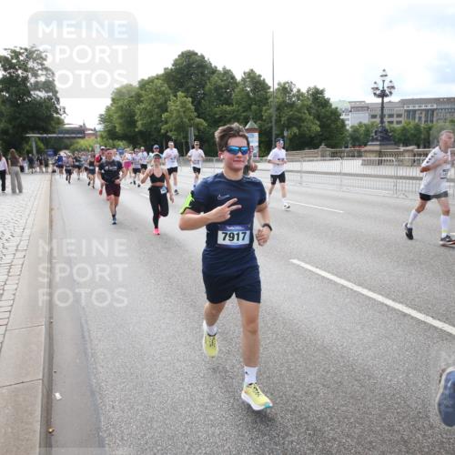 29.06.2025 - hella hamburg halbmarathon Jannik Wohlers http://msf.ph/oto/8149533 29.06.2025 10:19:27 Lombardsbrücke 1110, 1154, 2357, 2405, 2441, 2918, 3678, 4170, 4539, 4562, 4570, 5251, 5397, 5878, 6796, 6797, 6872, 6874, 7137, 7248, 7249, 7836, 7917, 8146, 8427, 10349, 10594, 10622, 11036, 11999, 12066, 12615, 12618, 12859, 13002, 13611, 13634, 13821, 13910, 14054, 14428, 14953, 15323, 15423, 16016, 16190, 16240, 16322, 16480, 16611, 16886, 17123, 17208, 17613, 17853, 18322, 18335, 18371, 18417, 18755, 18843 meine-sportfotos.de