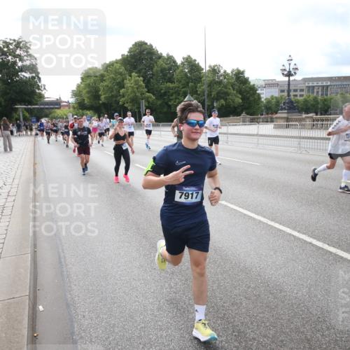 29.06.2025 - hella hamburg halbmarathon Jannik Wohlers http://msf.ph/oto/8149540 29.06.2025 10:19:27 Lombardsbrücke 1110, 1154, 2357, 2405, 2441, 2918, 3678, 4170, 4539, 4562, 4570, 5251, 5397, 5878, 6796, 6797, 6872, 6874, 7137, 7248, 7249, 7836, 7917, 8146, 8427, 10349, 10594, 10622, 11036, 11999, 12066, 12615, 12618, 12859, 13002, 13611, 13634, 13821, 13910, 14054, 14428, 14953, 15323, 15423, 16016, 16190, 16240, 16322, 16480, 16611, 16886, 17123, 17208, 17613, 17853, 18322, 18335, 18371, 18417, 18755, 18843 meine-sportfotos.de