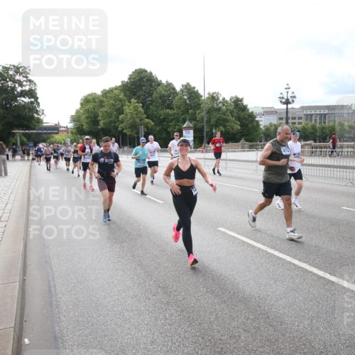 29.06.2025 - hella hamburg halbmarathon Jannik Wohlers http://msf.ph/oto/8149551 29.06.2025 10:19:28 Lombardsbrücke 1110, 1115, 1154, 2357, 2405, 2918, 4170, 4539, 4562, 4570, 5251, 5397, 5878, 6796, 6797, 6872, 6874, 7137, 7248, 7249, 7808, 7836, 7917, 8146, 8427, 10349, 10594, 10622, 11036, 11999, 12066, 12615, 12618, 12859, 13002, 13611, 13634, 13821, 13910, 14428, 14953, 15323, 15423, 15529, 16016, 16190, 16240, 16322, 16480, 16611, 16886, 17123, 17208, 17613, 17853, 18322, 18335, 18371, 18755, 18843 meine-sportfotos.de