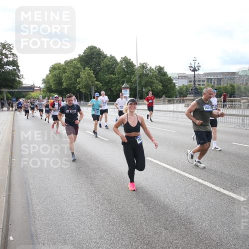 29.06.2025 - hella hamburg halbmarathon Jannik Wohlers http://msf.ph/oto/8149558 29.06.2025 10:19:28 Lombardsbrücke 1110, 1115, 1154, 2357, 2405, 2918, 4170, 4539, 4562, 4570, 5251, 5397, 5878, 6796, 6797, 6872, 6874, 7137, 7248, 7249, 7808, 7836, 7917, 8146, 8427, 10349, 10594, 10622, 11036, 11999, 12066, 12615, 12618, 12859, 13002, 13611, 13634, 13821, 13910, 14428, 14953, 15323, 15423, 15529, 16016, 16190, 16240, 16322, 16480, 16611, 16886, 17123, 17208, 17613, 17853, 18322, 18335, 18371, 18755, 18843 meine-sportfotos.de
